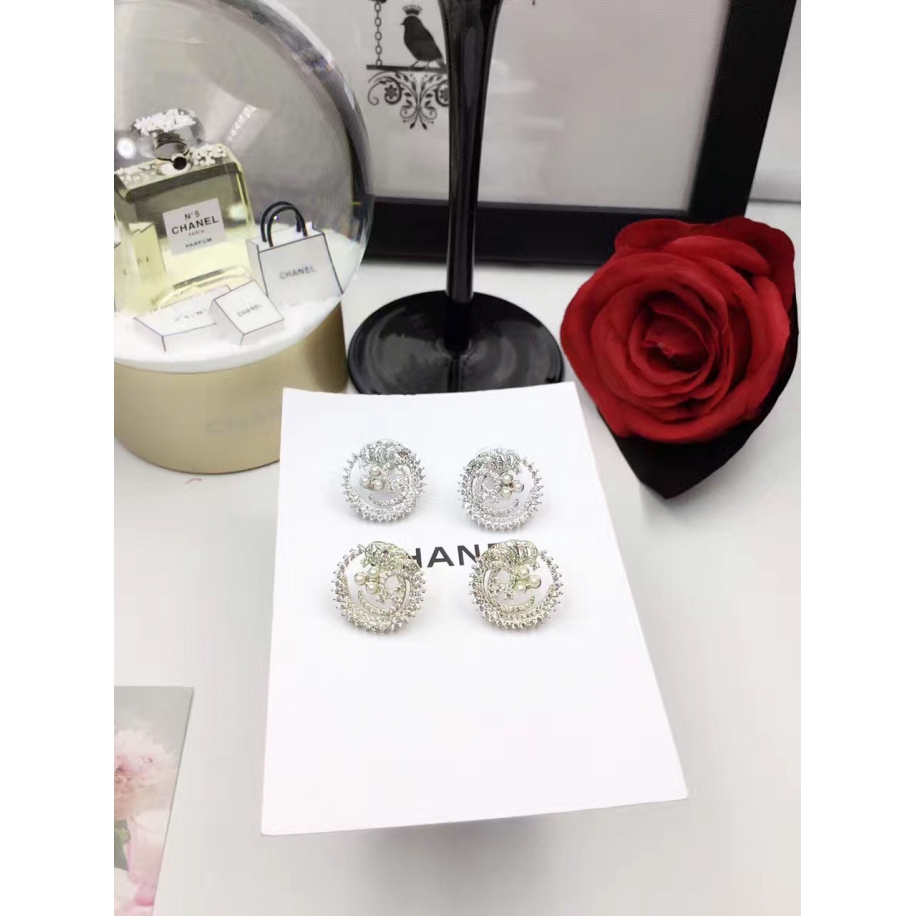 Белые Серьги Chanel круги камни жемчужики в белом