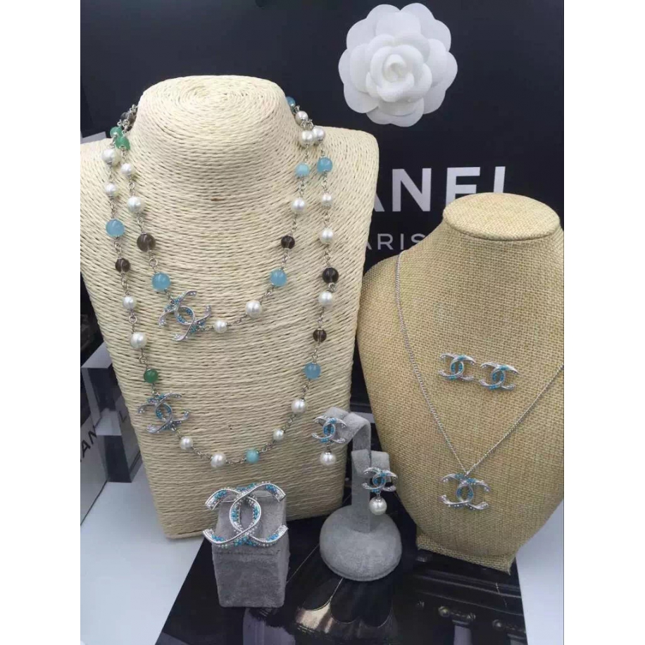 Бирюзовое Колье Chanel бело - прозрачно - голубые жемчужинки бирюза