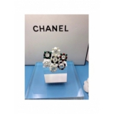Золотая Брошка Chanel цветы бело - черно - зеленые
