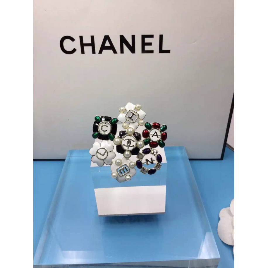 Золотая Брошка Chanel цветы бело - черно - зеленые