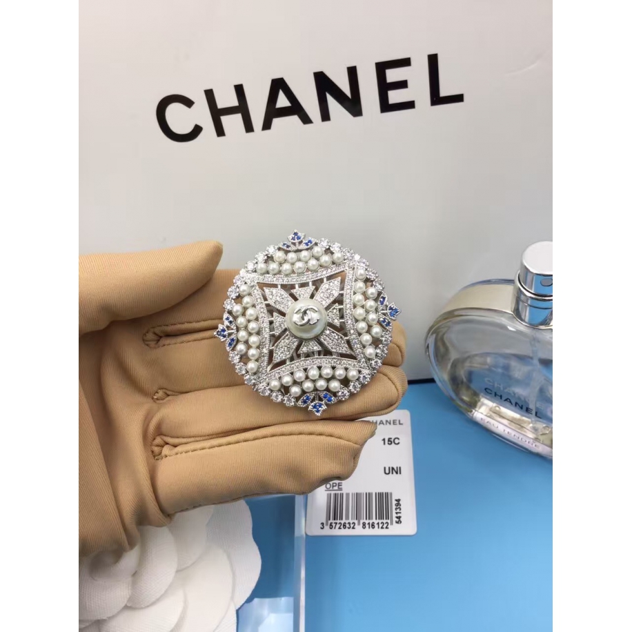 Белая Брошка Chanel белый круг жемчужинки синие камни