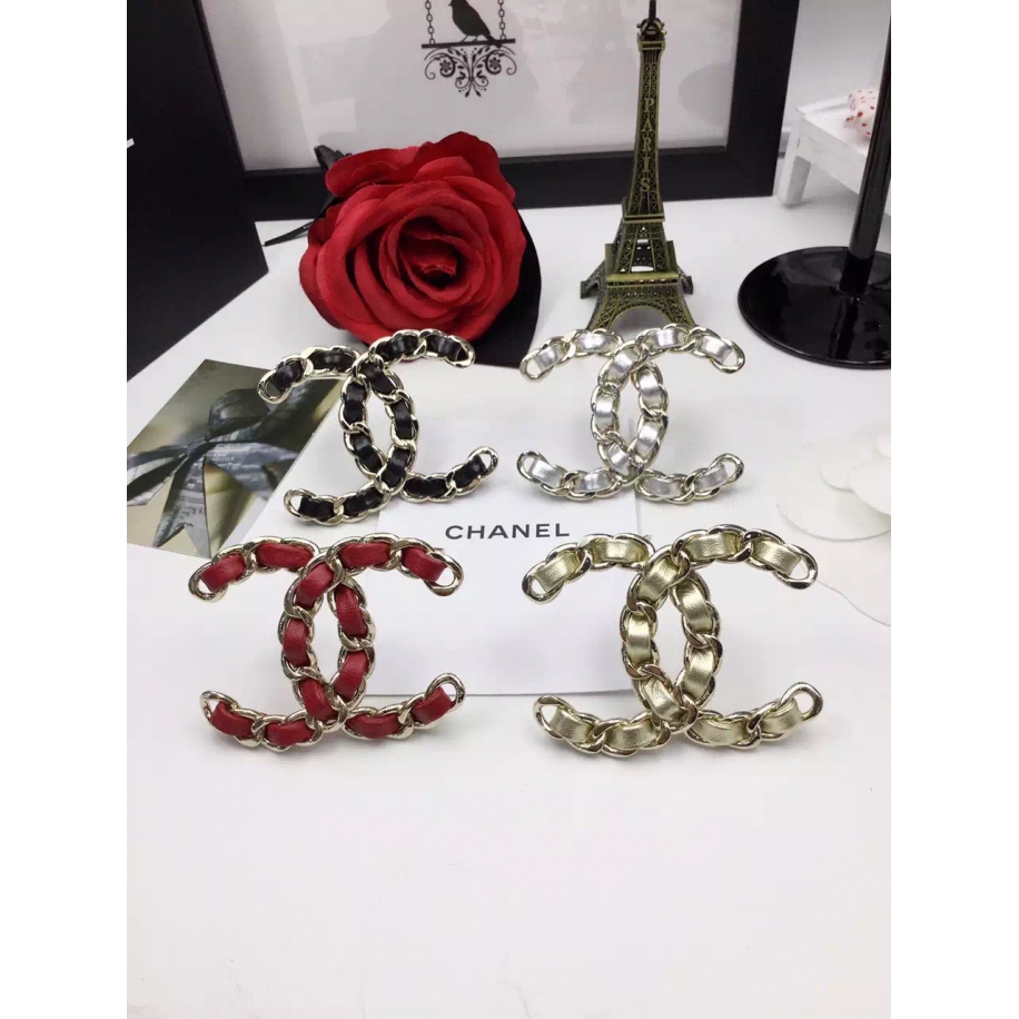 Серебристая Брошка Chanel значок серебристый кожа
