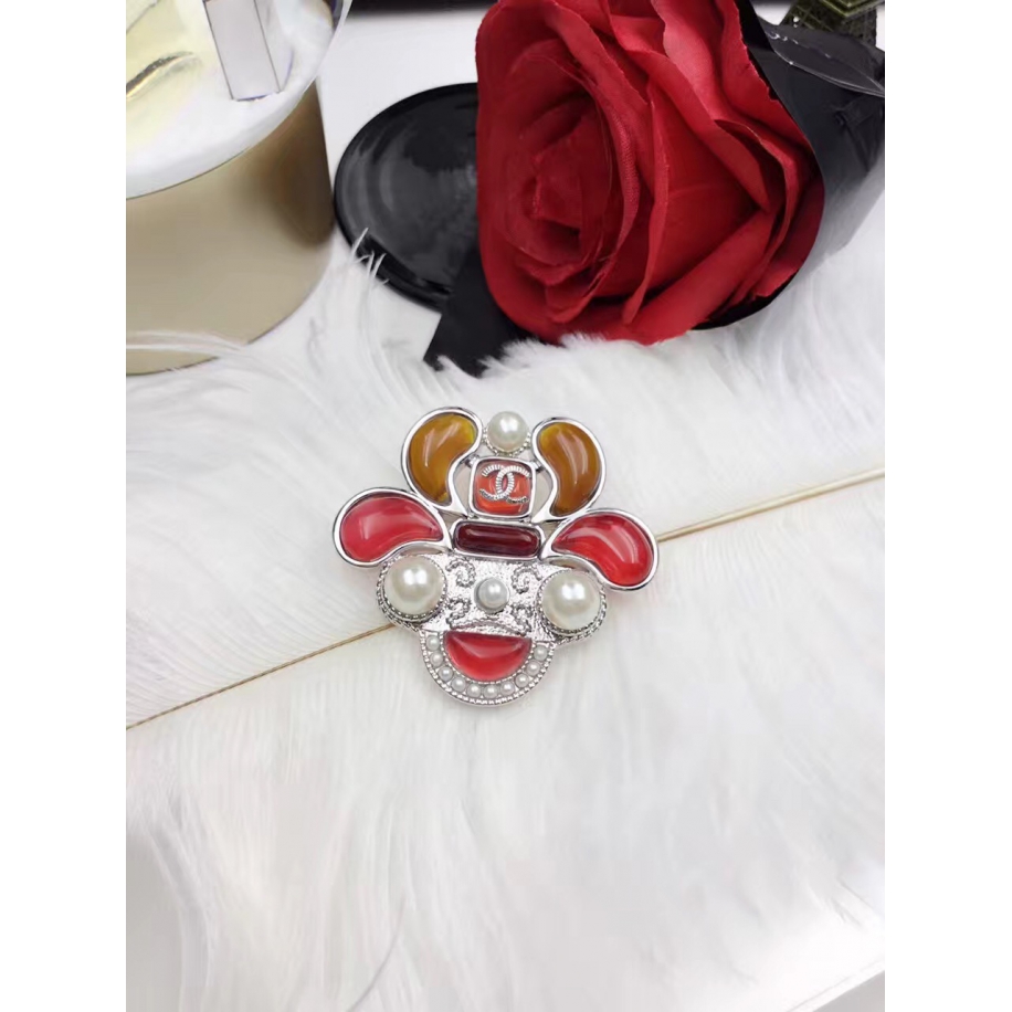 Белая Брошка Chanel коровка белая камни