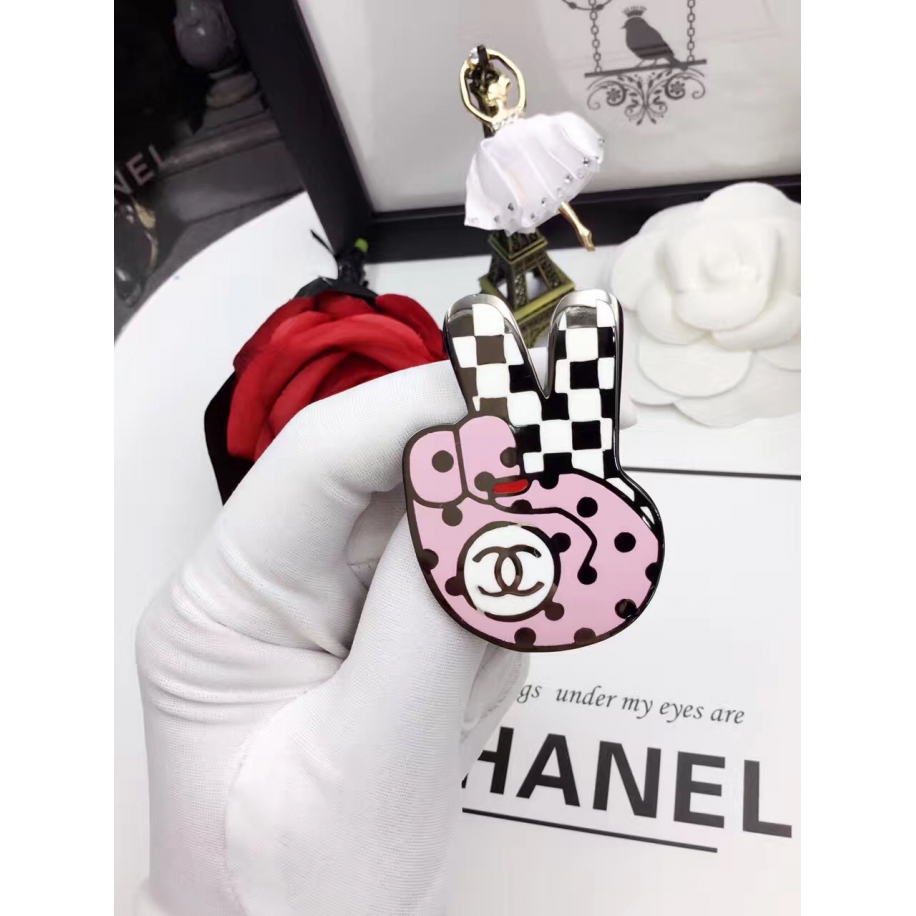Розовая Брошка Chanel рука розовая черная