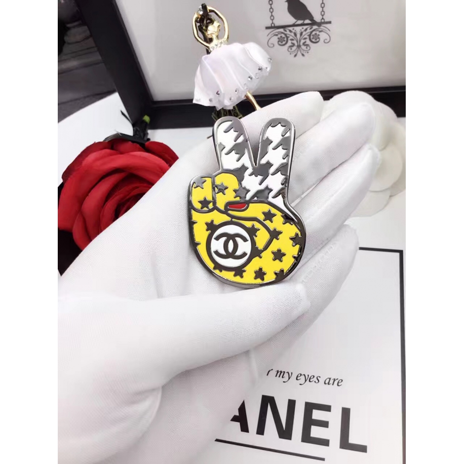 Желтая Брошка Chanel рука желтая черная