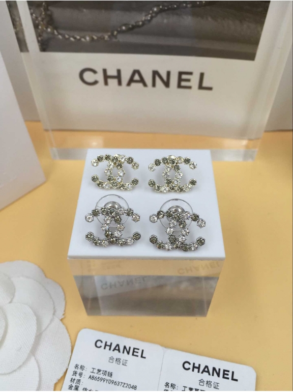 Золотые Серьги Chanel золотой значок коньячно-серые камни