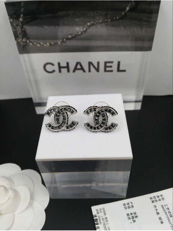 Черные серьги Chanel камни