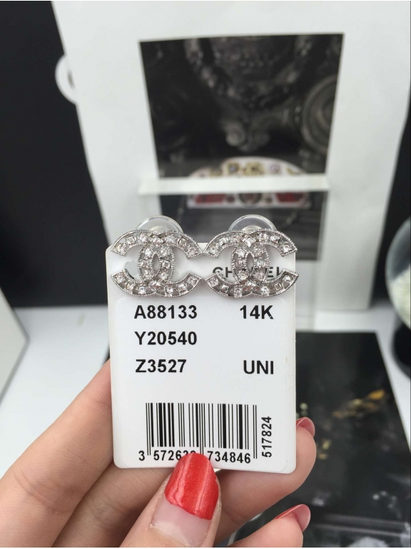 Белые серьги Chanel камни