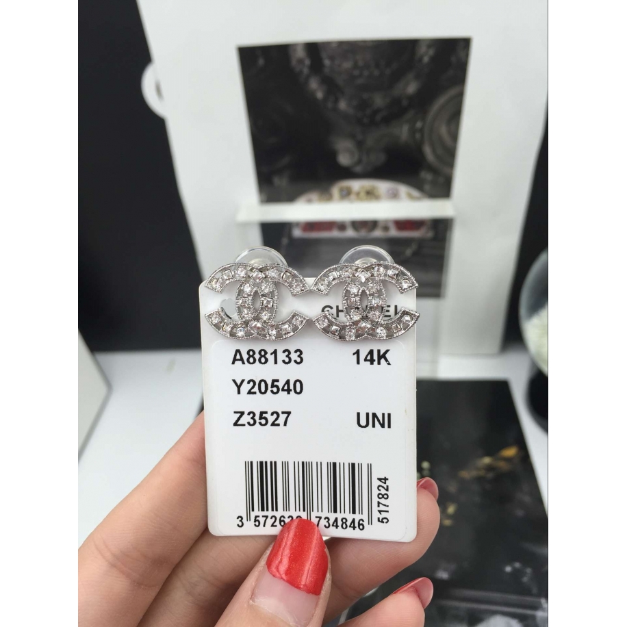 Белые серьги Chanel камни