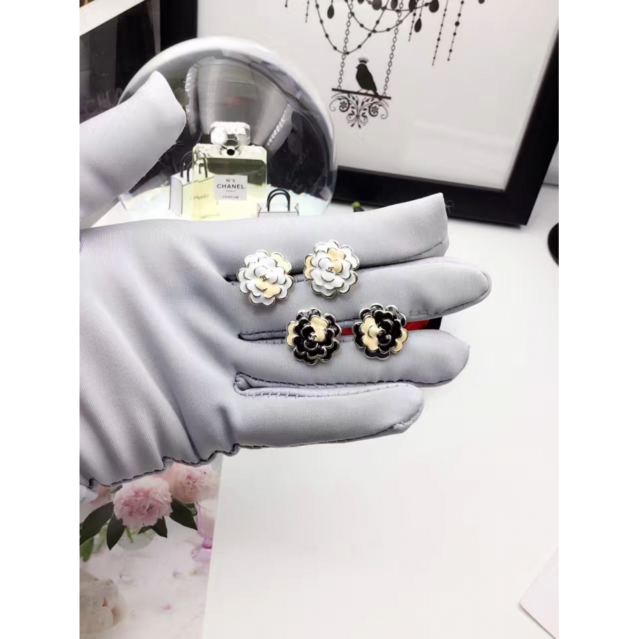 Золотые Серьги Chanel цветочки эмаль розово - черные