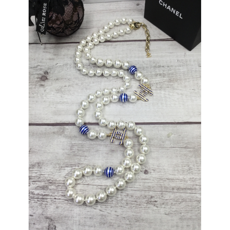 Колье Chanel Белые Жемчужинки Бело - Голубые Вставки Значки