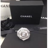 Белая брошка Chanel камни