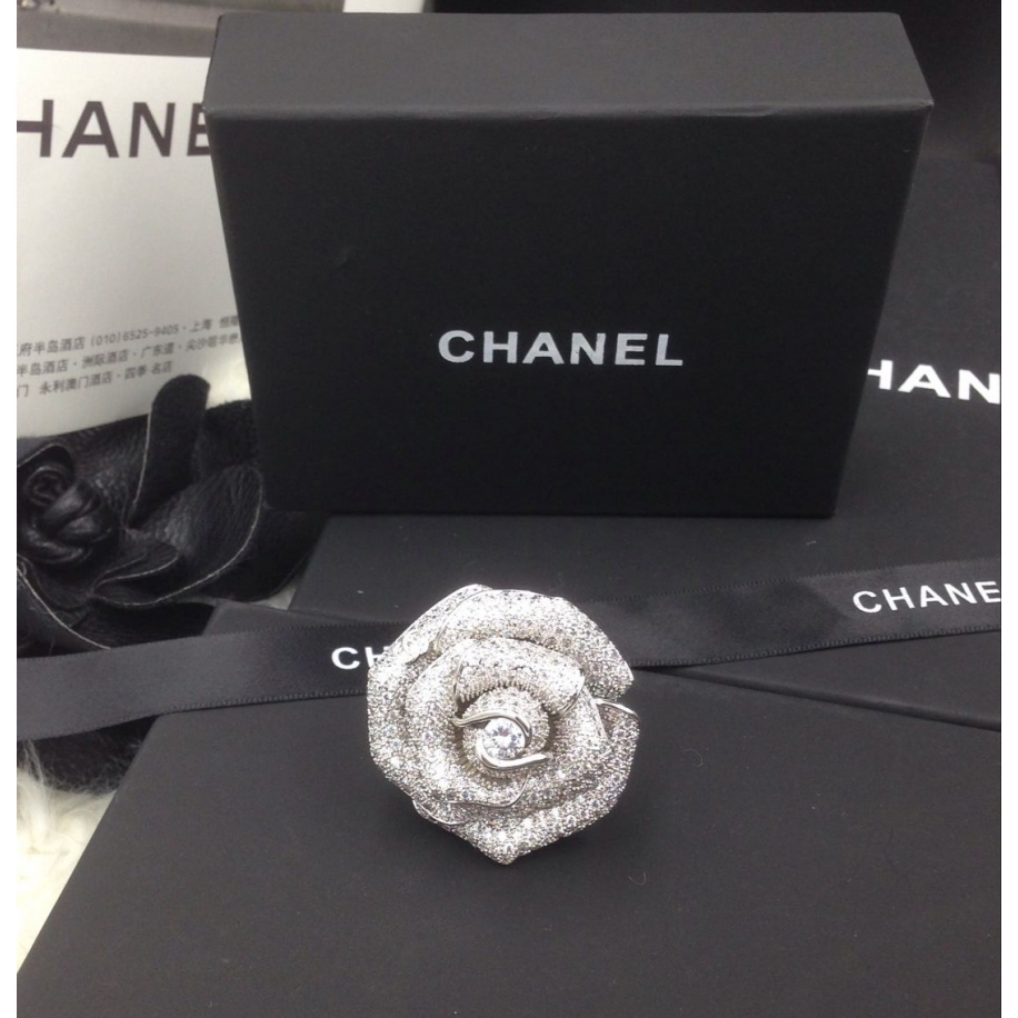 Белая брошка Chanel камни
