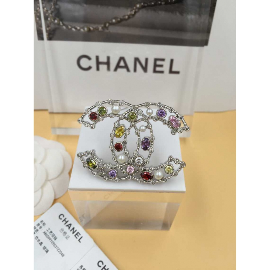 Белая брошка Chanel жемчужинки камни