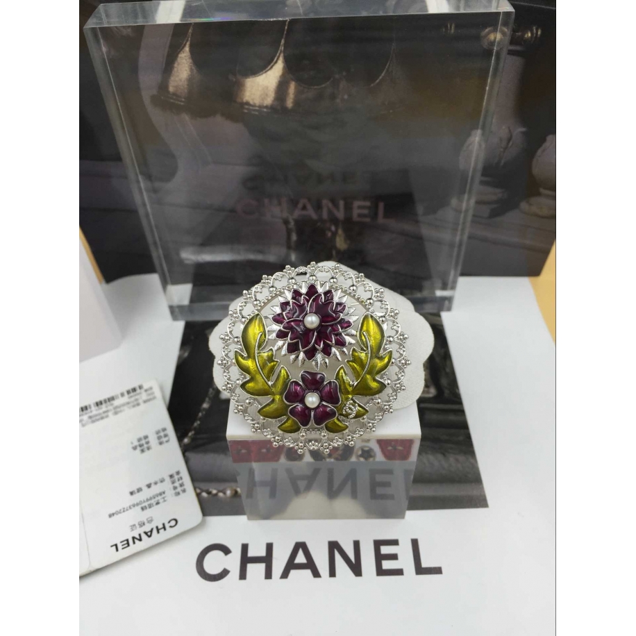 Белая брошка Chanel камни эмаль