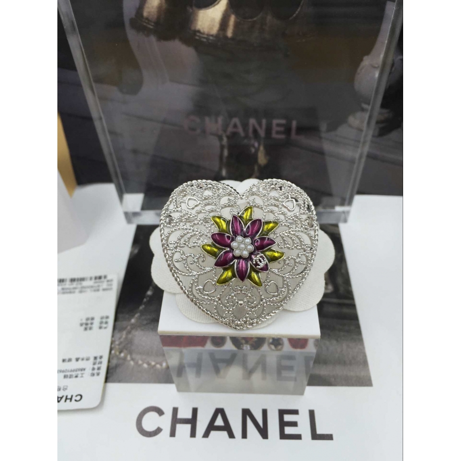 Белая брошка Chanel камни эмаль