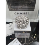 Белая брошка Chanel