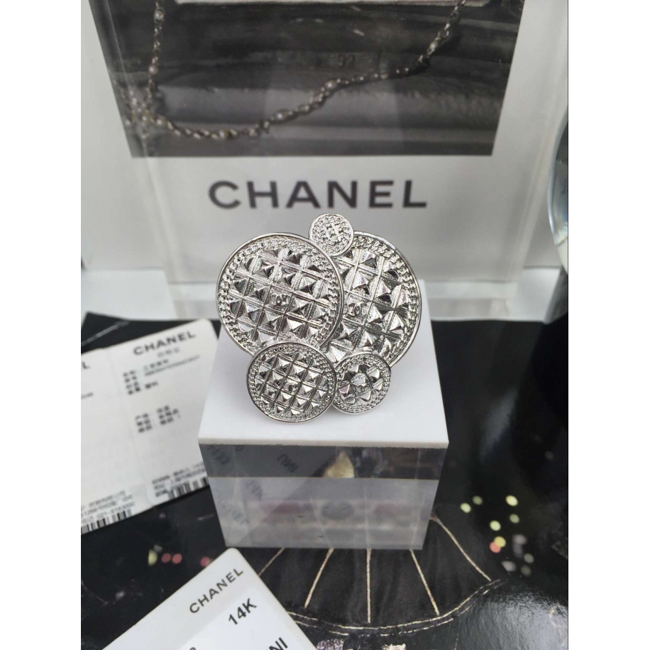 Белая брошка Chanel