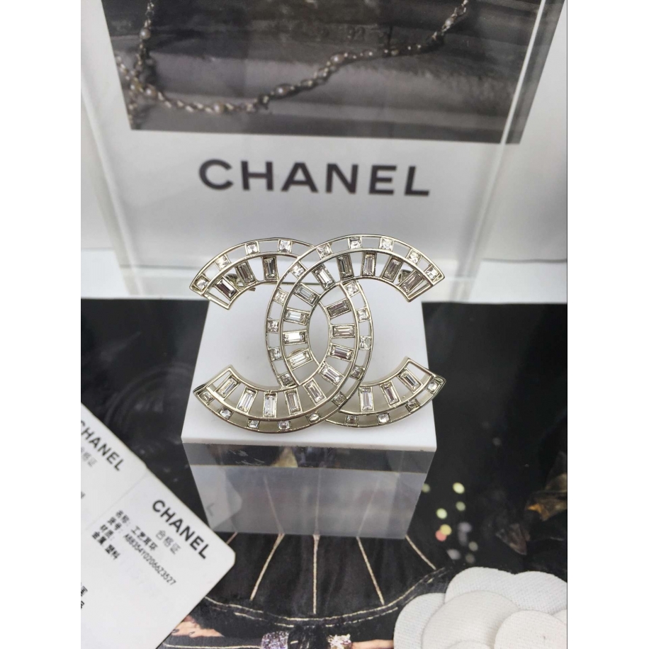 Золотая брошка Chanel камни