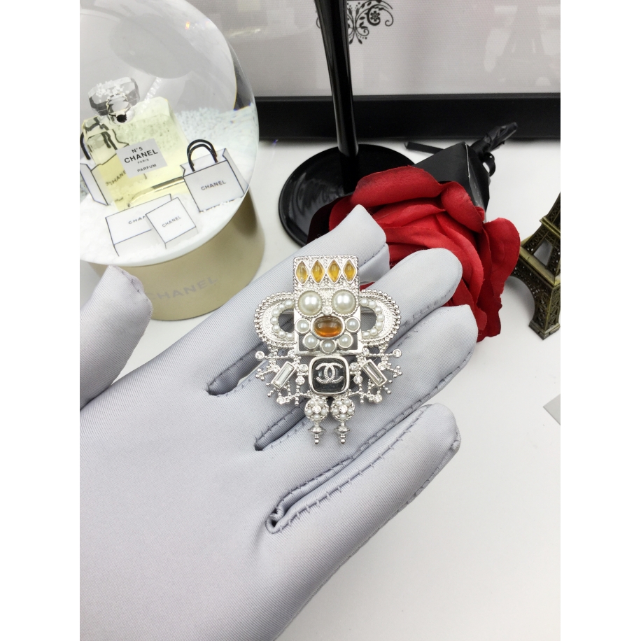 Белая Брошка Chanel ацтеки белая