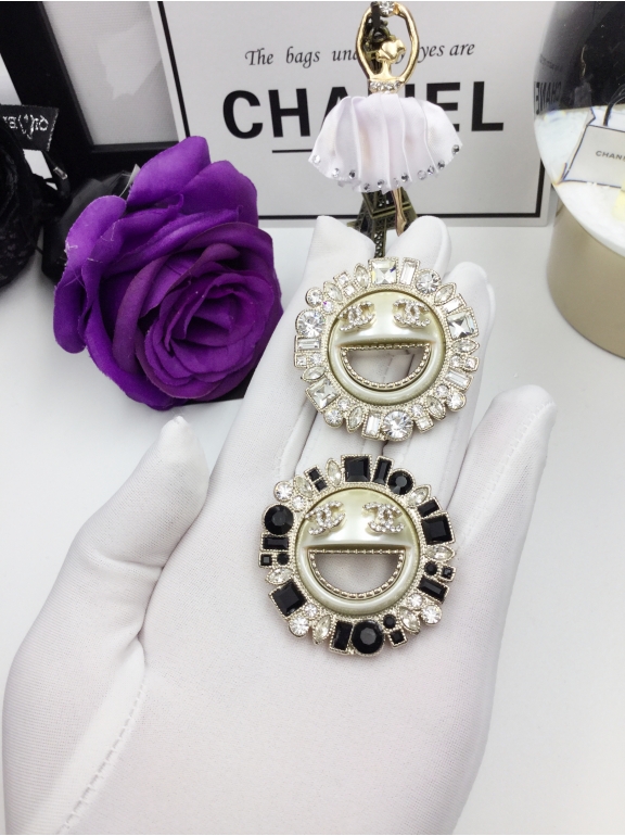 Золотая Брошка Chanel смайл золотой камни шанель