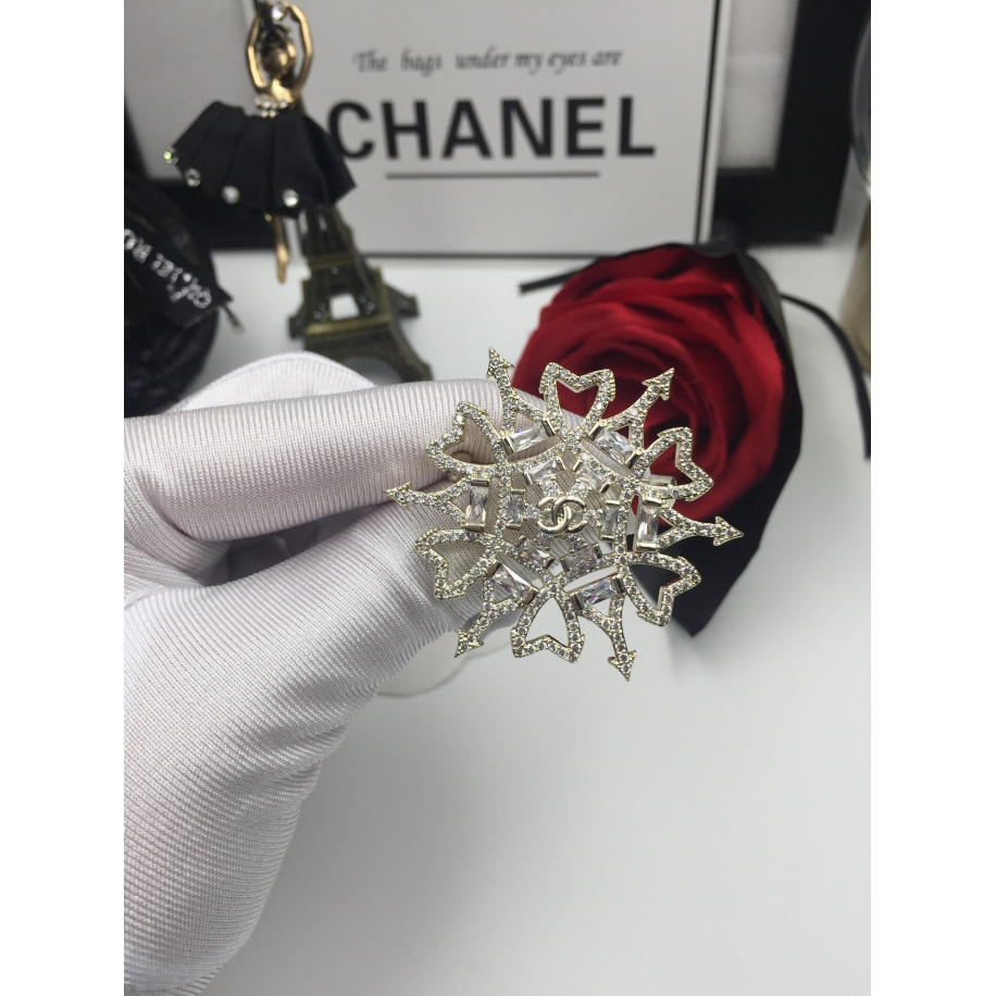 Золотая Брошка Chanel золотые сердца камни стрелы