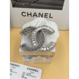 Белая брошка Chanel камни