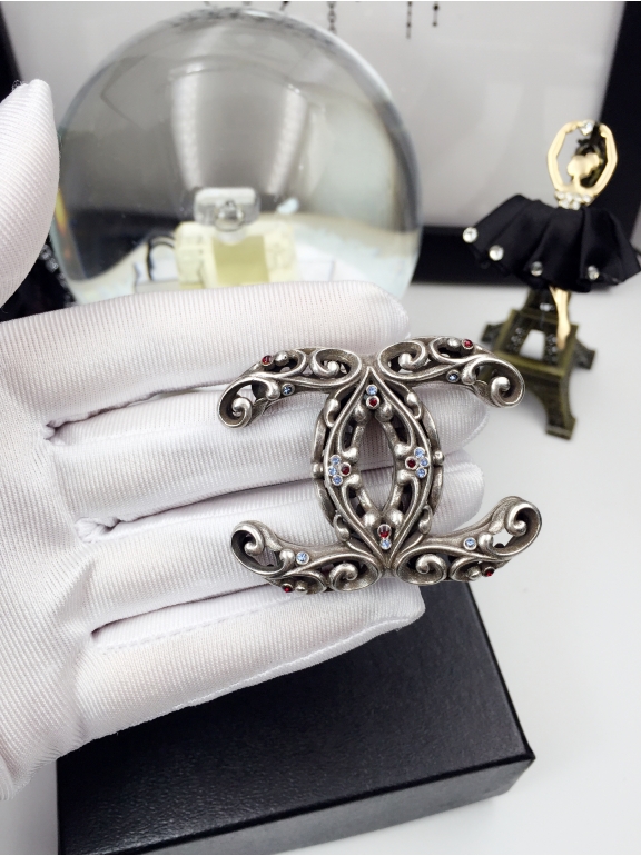 Матовая брошка Chanel белые вензеля