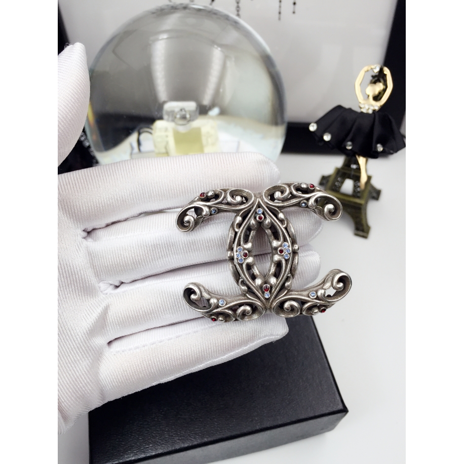 Матовая брошка Chanel белые вензеля