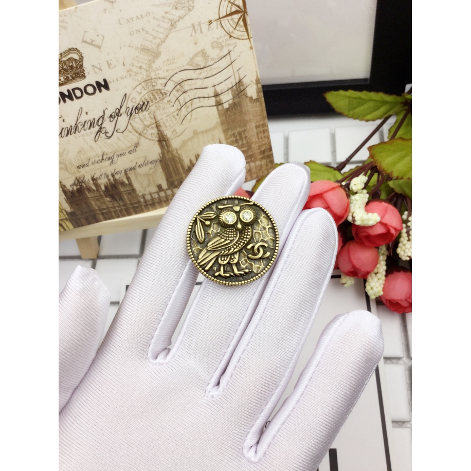 Золотая брошка Chanel круг сова