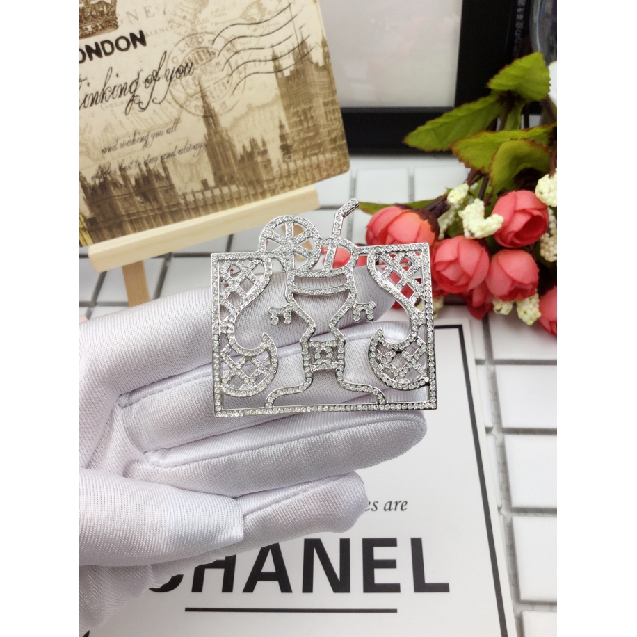 Белая брошка Chanel 