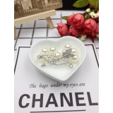 Белая брошка Chanel стрела камни