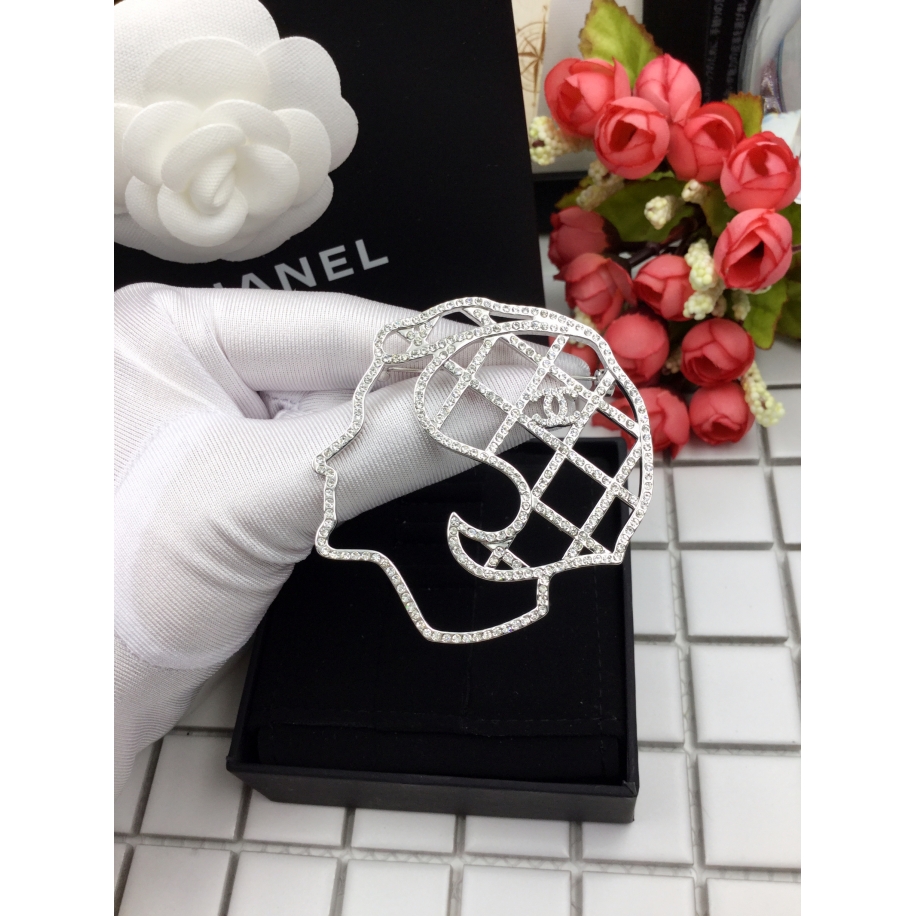 Белая брошка Chanel камни