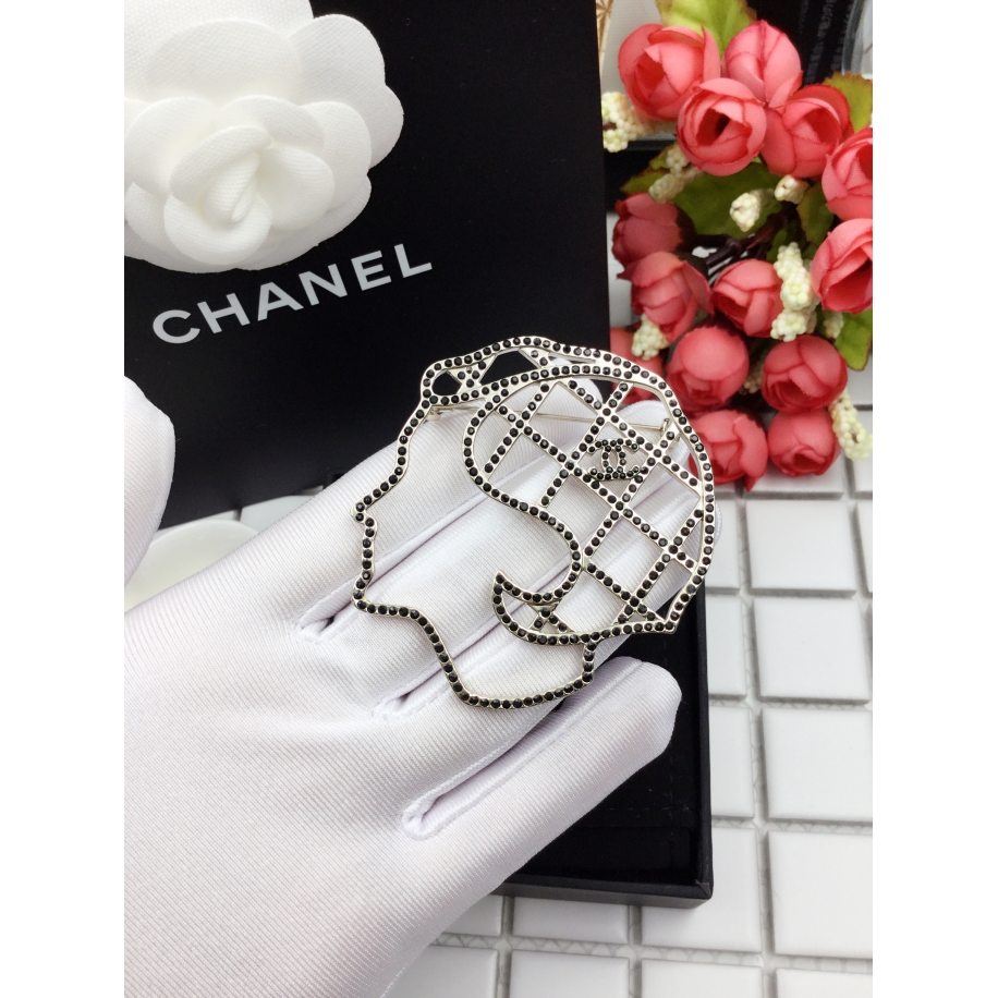 Черная брошка Chanel камни