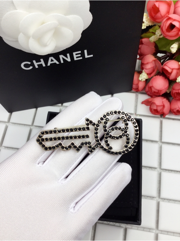 Черная брошка Chanel ключ