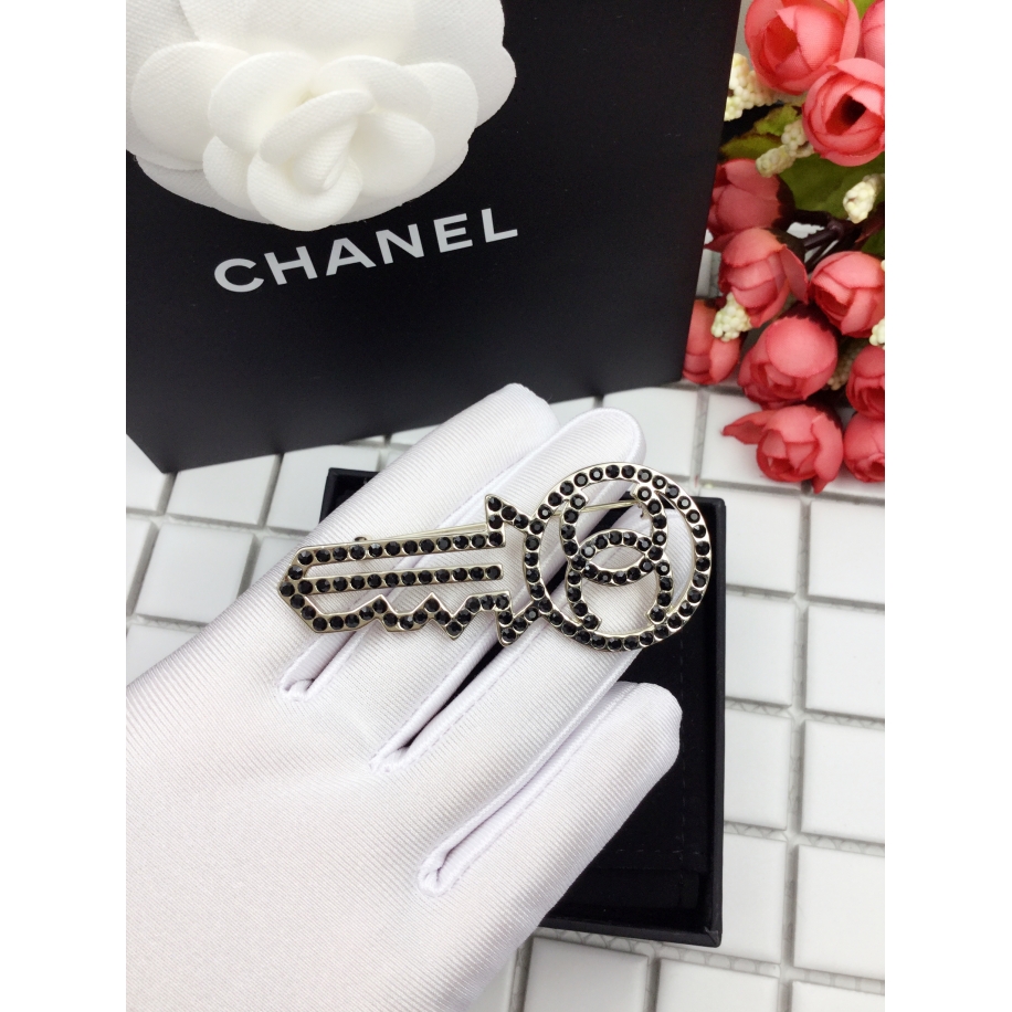 Черная брошка Chanel ключ