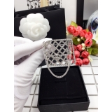 Белая брошка Chanel сумочка