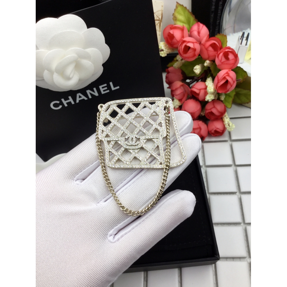 Золотая брошка Chanel сумочка