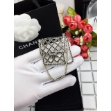 Черная брошка Chanel сумочка