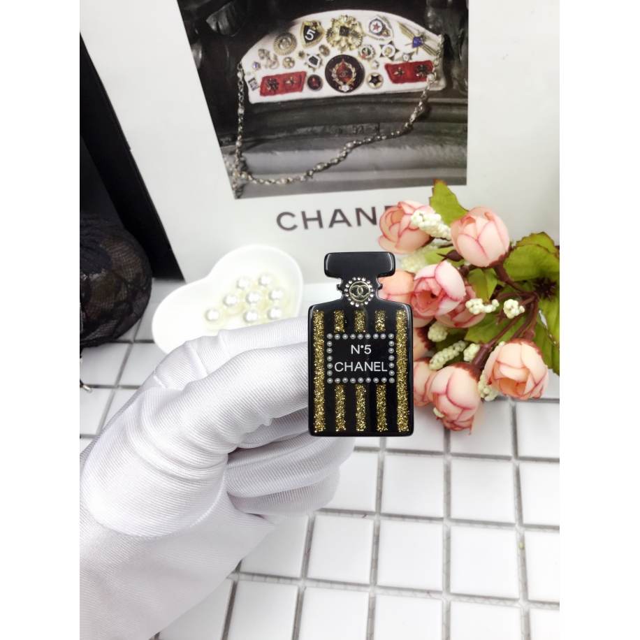 Черная брошка Chanel флакон духов