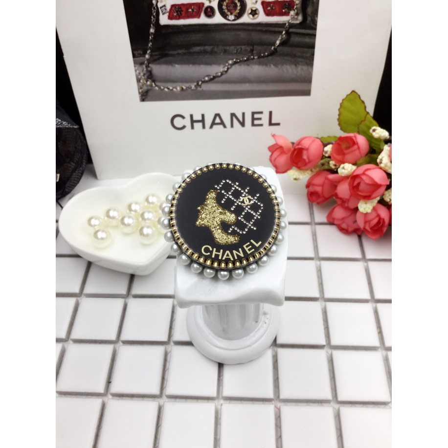 Черная брошка Chanel круг
