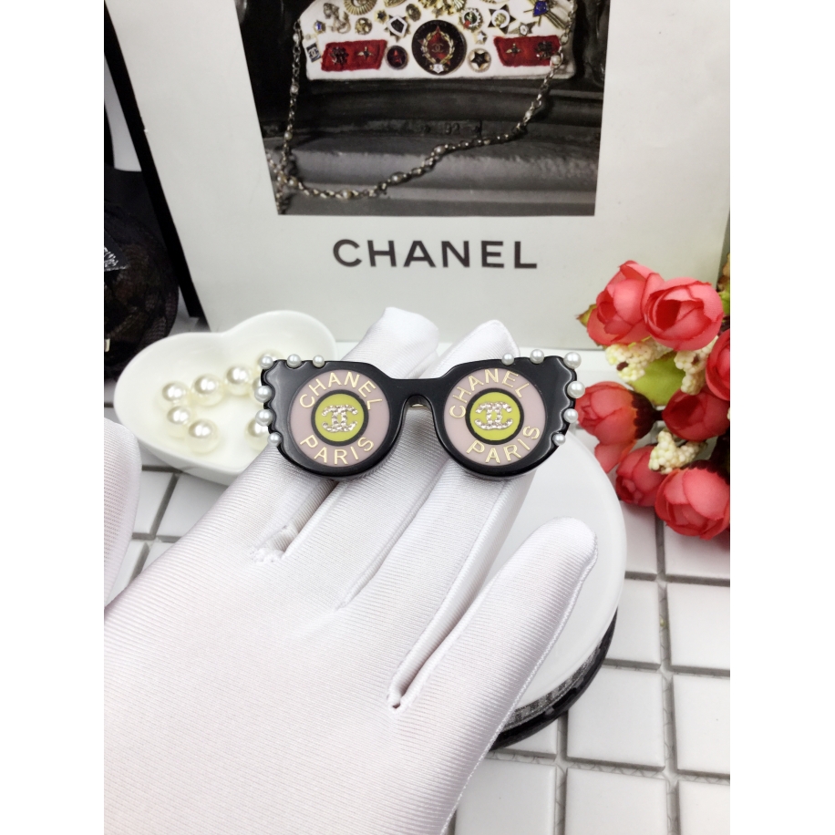Черная брошка Chanel очки