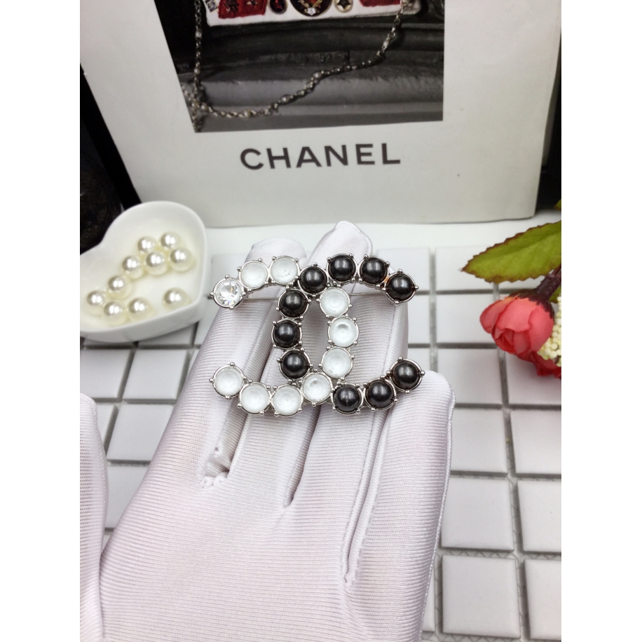 Бело - Черная брошка Chanel 
