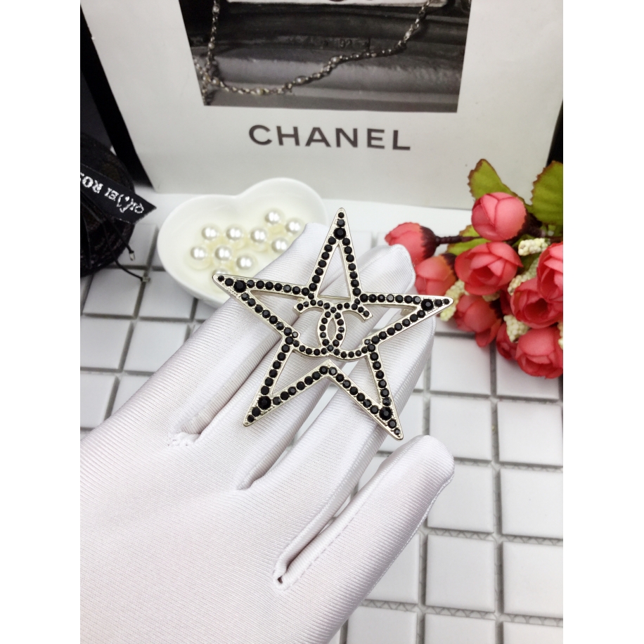 Черная брошка Chanel звезда