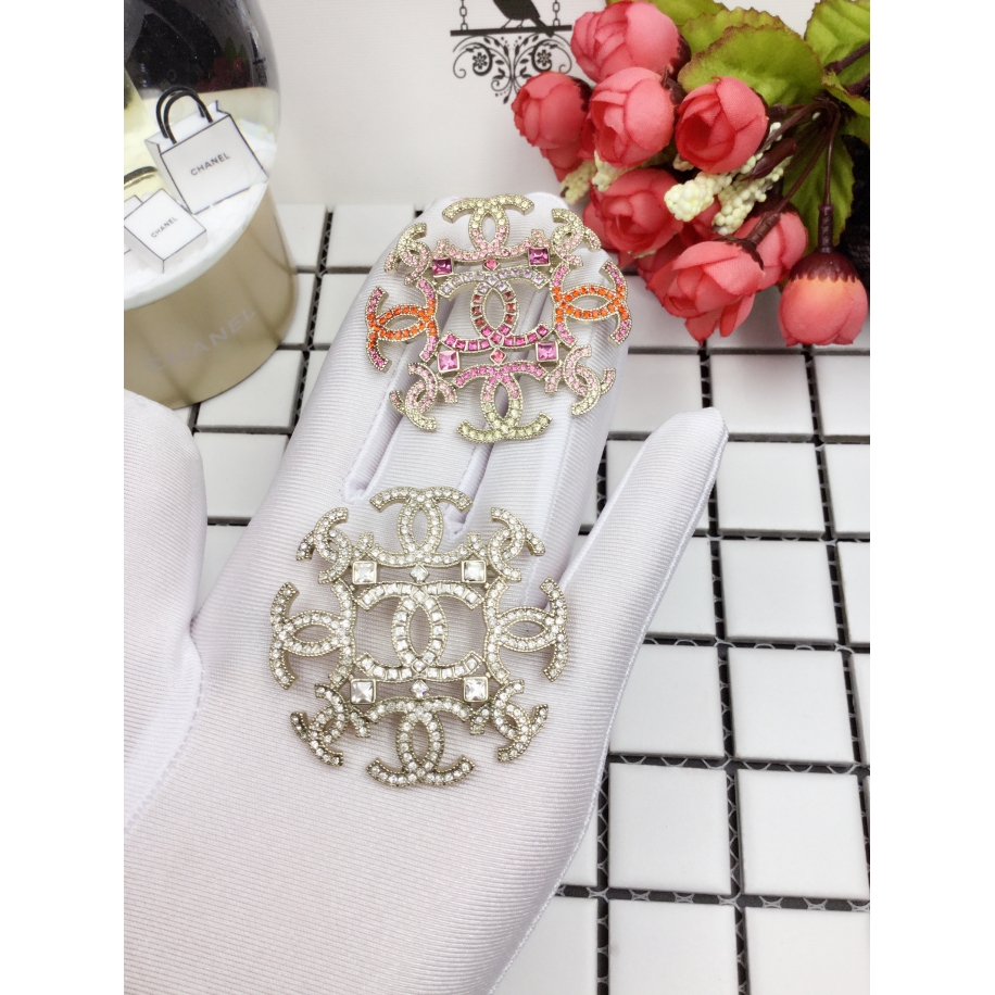 Золотая брошка Chanel разноцветные камни