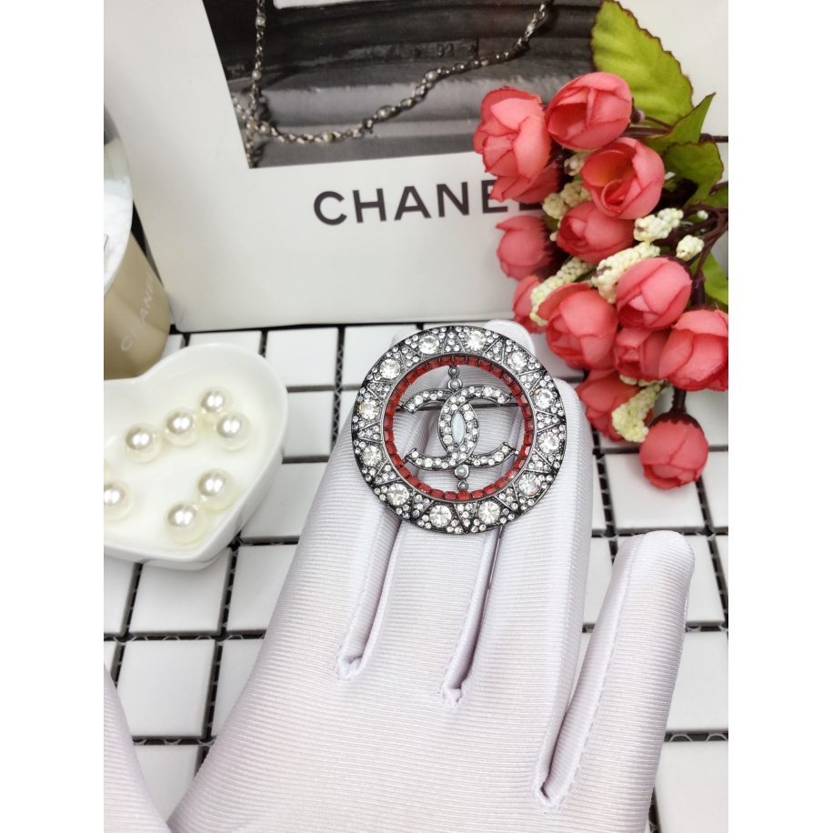 Черная брошка Chanel круг красные камни 