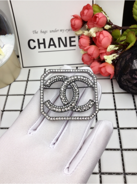 Черная брошка Chanel квадрат 