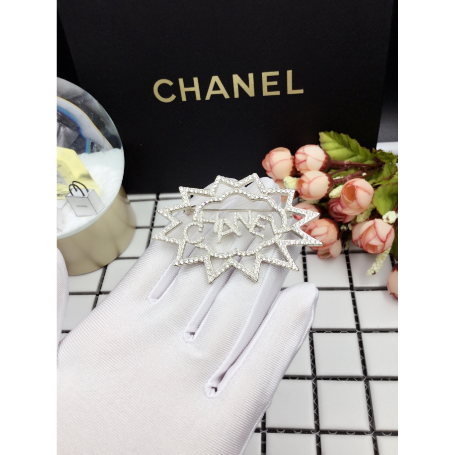Золотая брошка Chanel разноцветные камни 