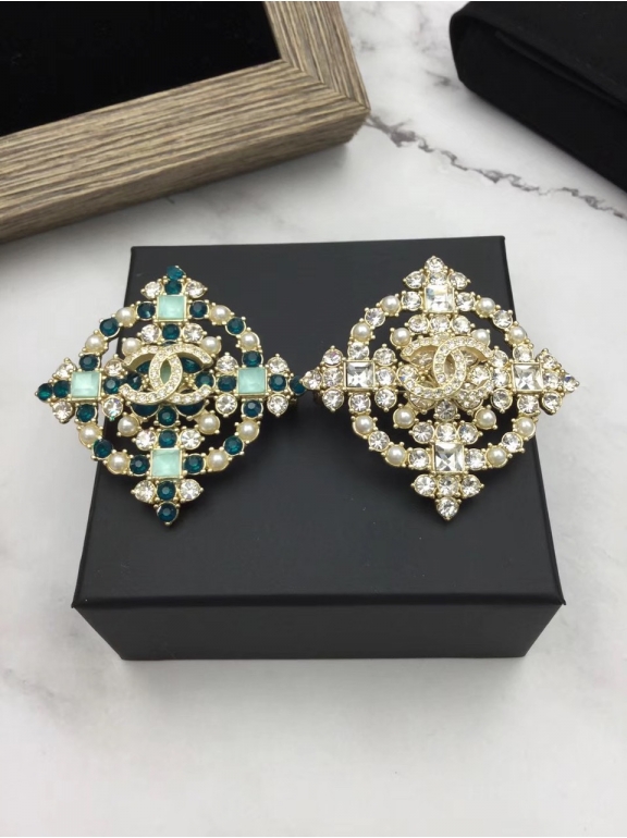 Золотая Брошка Chanel бело - зеленые камни жемчужинки