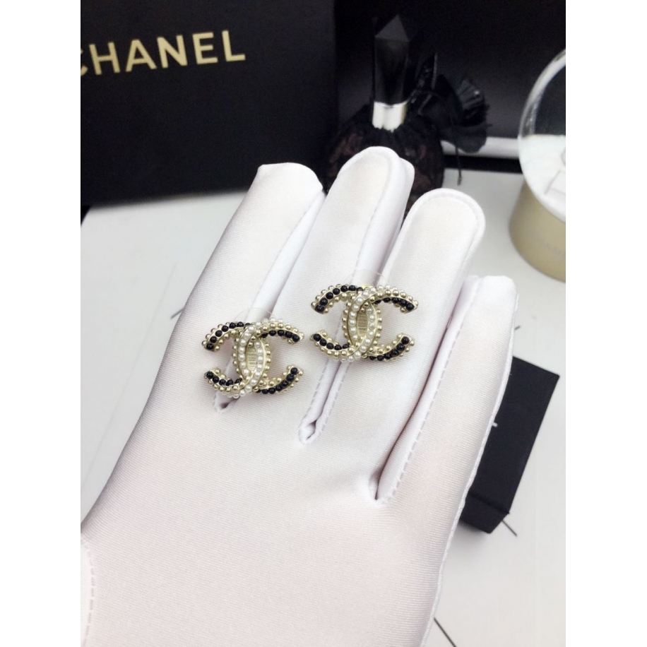 Золотые серьги Chanel значок черно - белые жемчужинки 